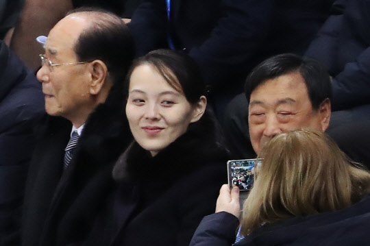 [올림픽] 사진 촬영 요청에 김여정 미소  북한 김정은 국무위원장의 특사 자격으로 방남한 김여정 중앙위원회 제1부부장이 10일 강원도 강릉 관동하키센터에서 열린 2018 평창동계올림픽 여자 아이스하키 B조 조별리그 1차전 남북단일팀과 스위스의 경기에서 한 참석자의 사진 촬영에 미소를 짓고 있다. 왼쪽은 북한 김영남 최고인민회의 상임위원장, 오른쪽은 이희범 평창동계올림픽 조직위원장. 2018.2.10